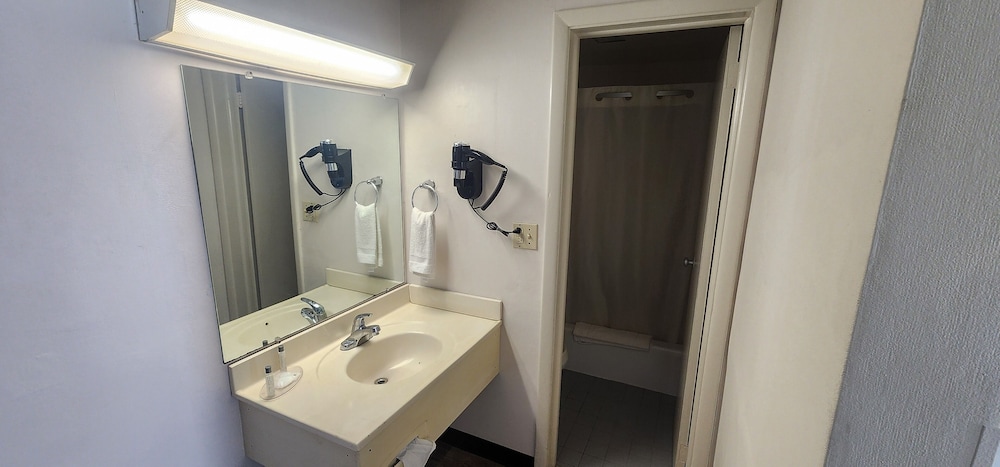 Parkview Inn and Conference Center (ex Econo Lodge) 50/50