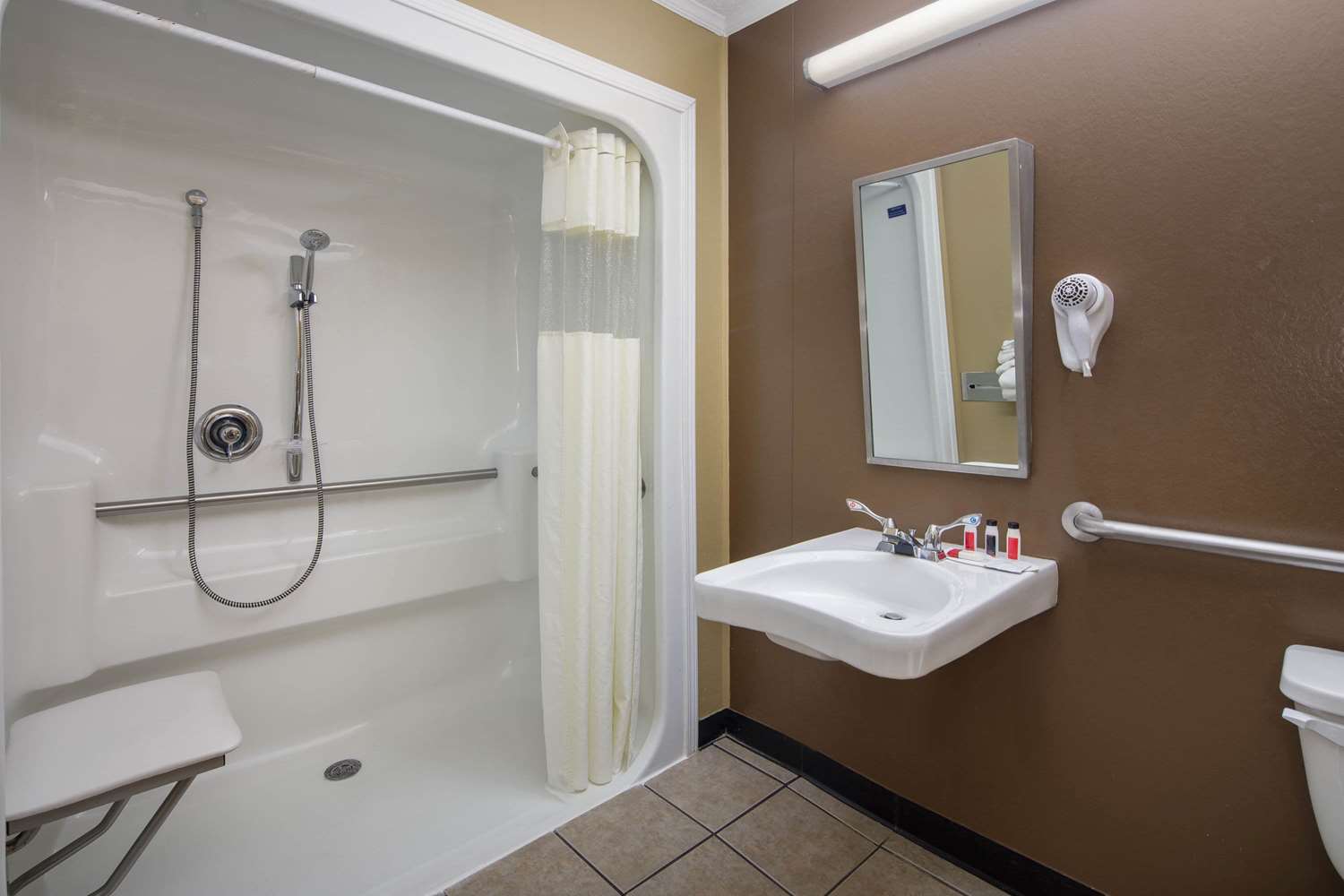 Microtel Inn & Suites by Wyndham Columbia/Fort Jackson N 36/37