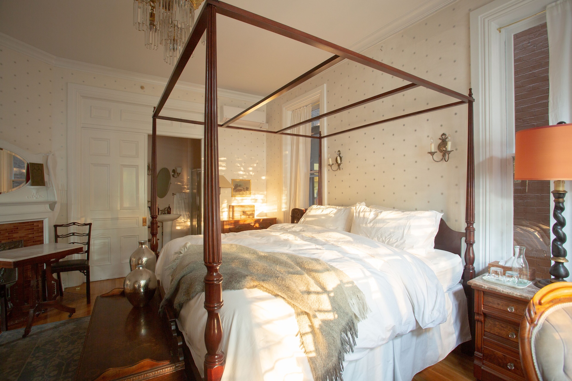 ISLAND, SUITE