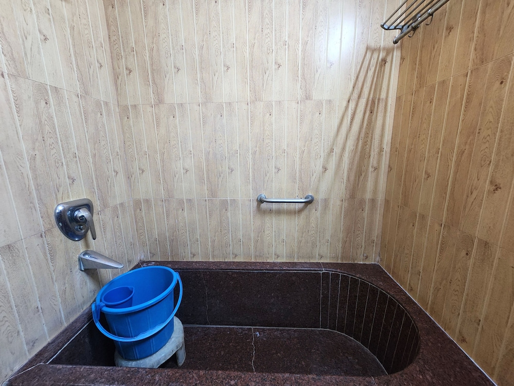 Oyo Rooms 760 Karol Bagh Metro Station 50/50