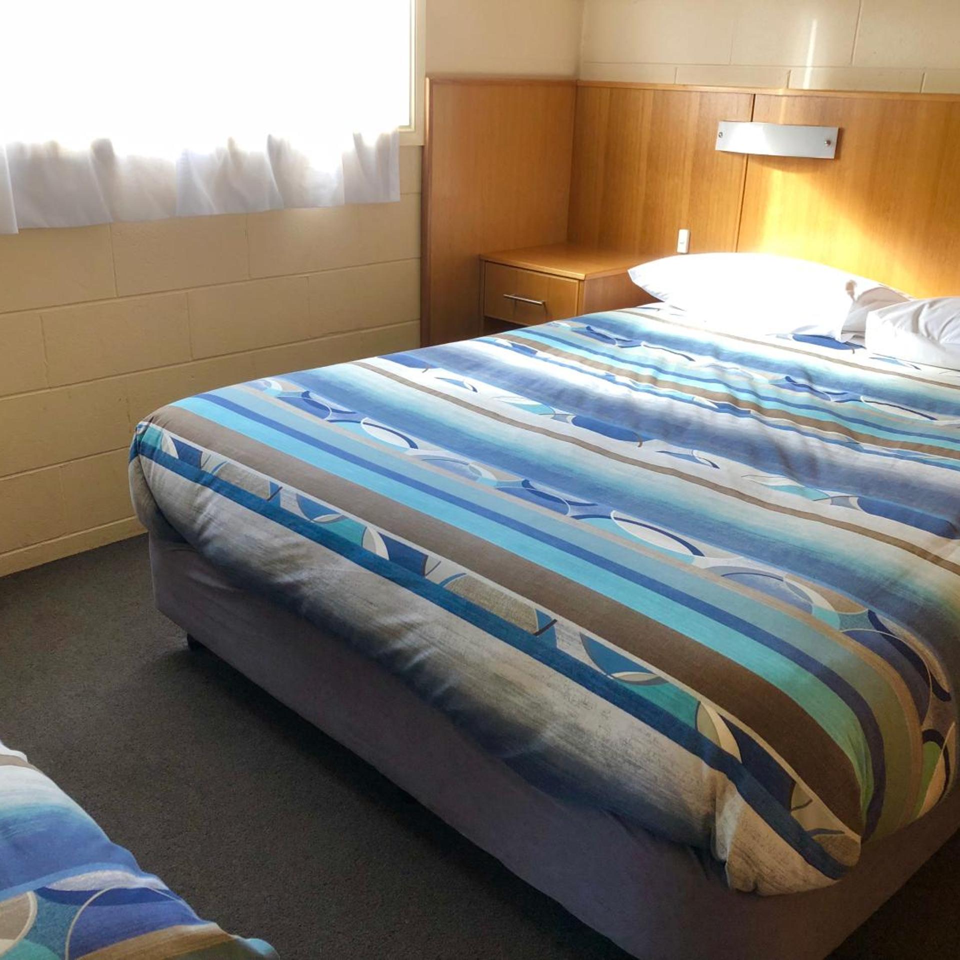 SHEFFIELD MOTOR INN 23/43