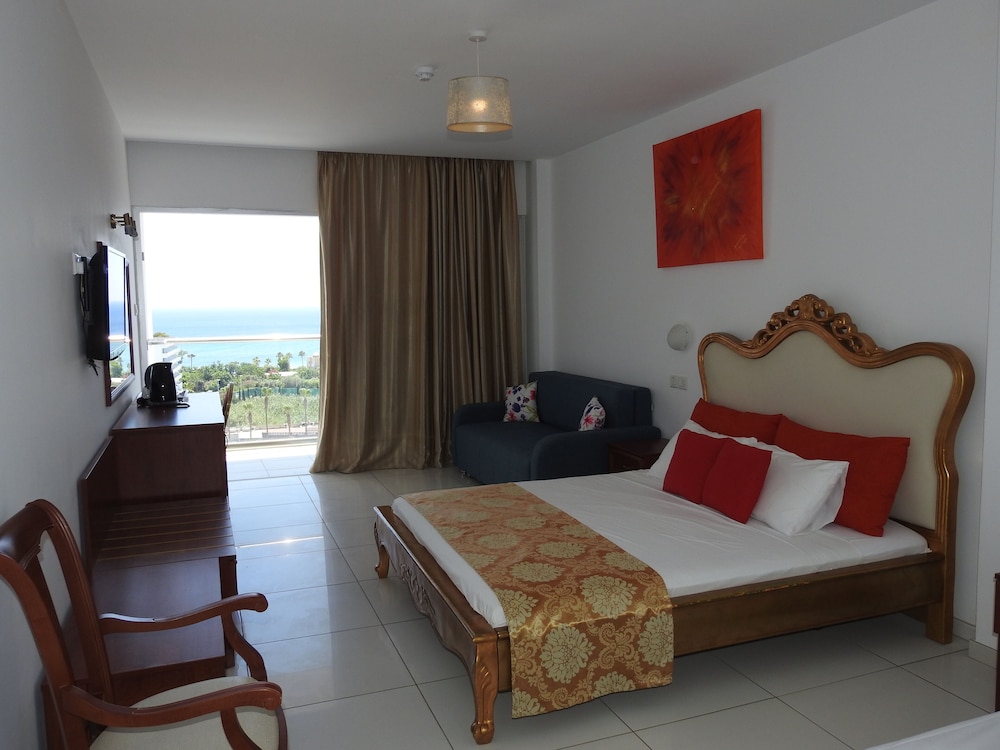 DELUXE, DOUBLE OR TWIN BED, SEA VIEW
