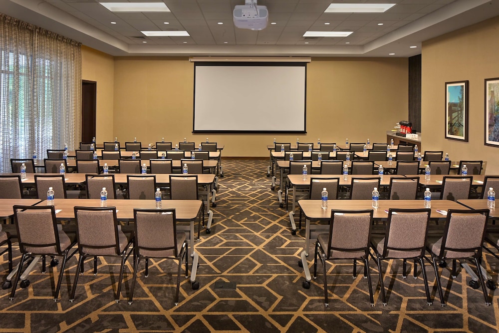 Hyatt Place Chapel Hill / Southern Village 32/36