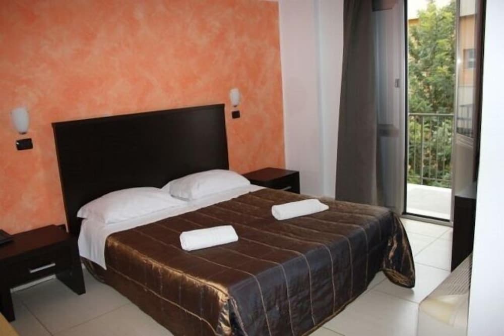 غرفة قياسية بسريرين منفصلين بإطلالة على المسبح، Zaiera Resort Club 2/5