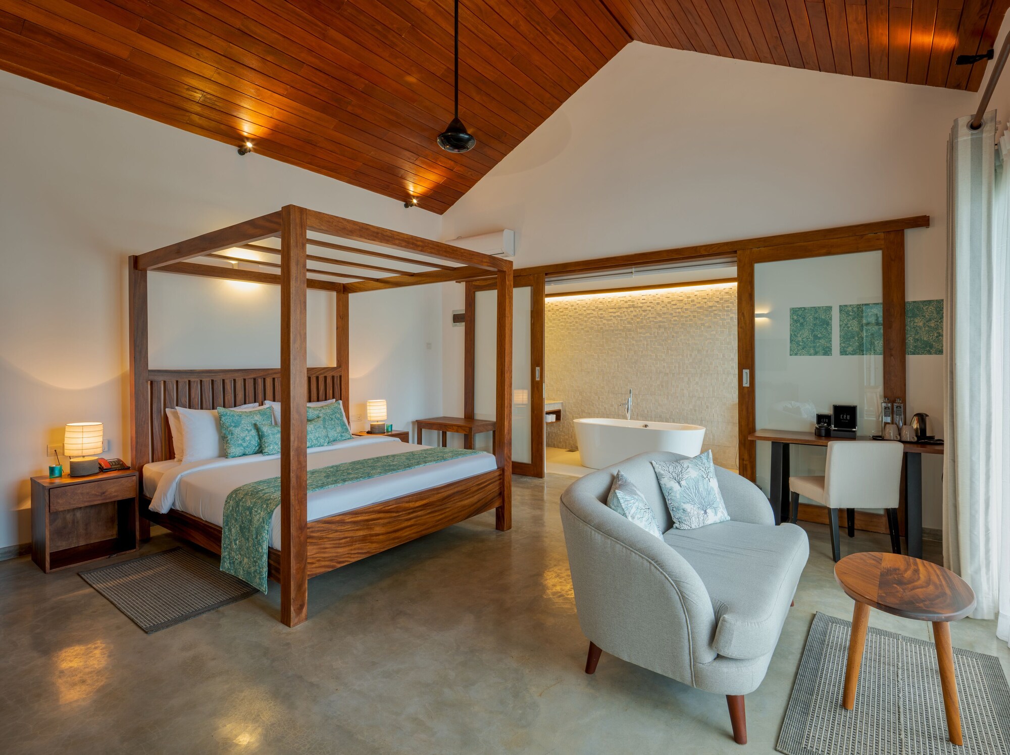 SUITE, KING BED, OCEAN VIEW, BATHTUB
