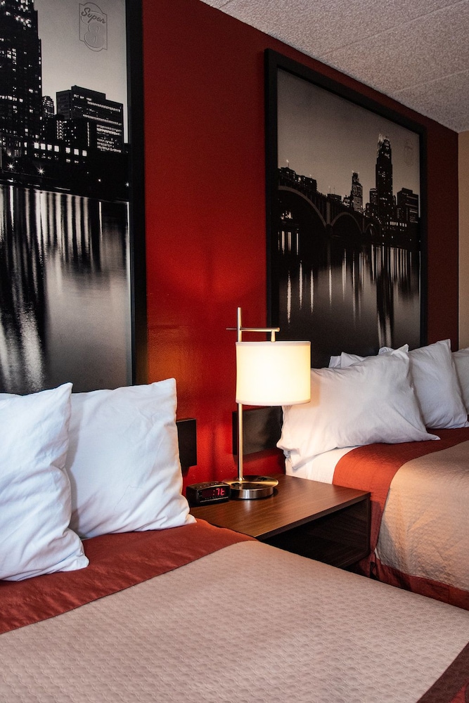Super 8 by Wyndham Brooklyn Center/MPLS 16/25