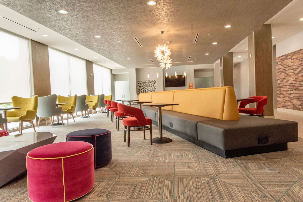 La Quinta Inn & Suite by Wyndham Lake City 24/29