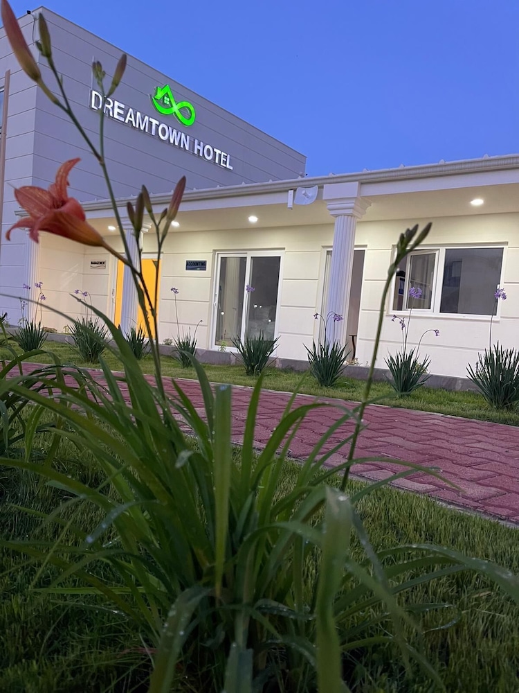 Dream Town Hotel & Restaurant 47/50