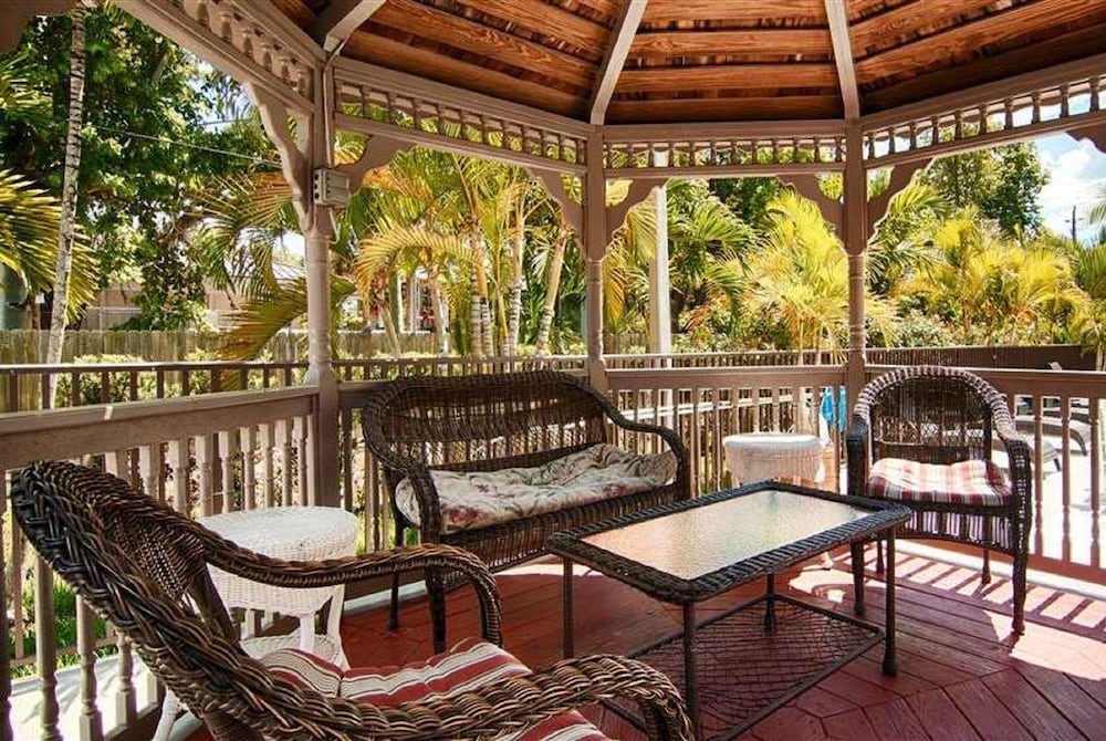 Days Inn & Suites By Wyndham Bonita Springs North Naples 16/28
