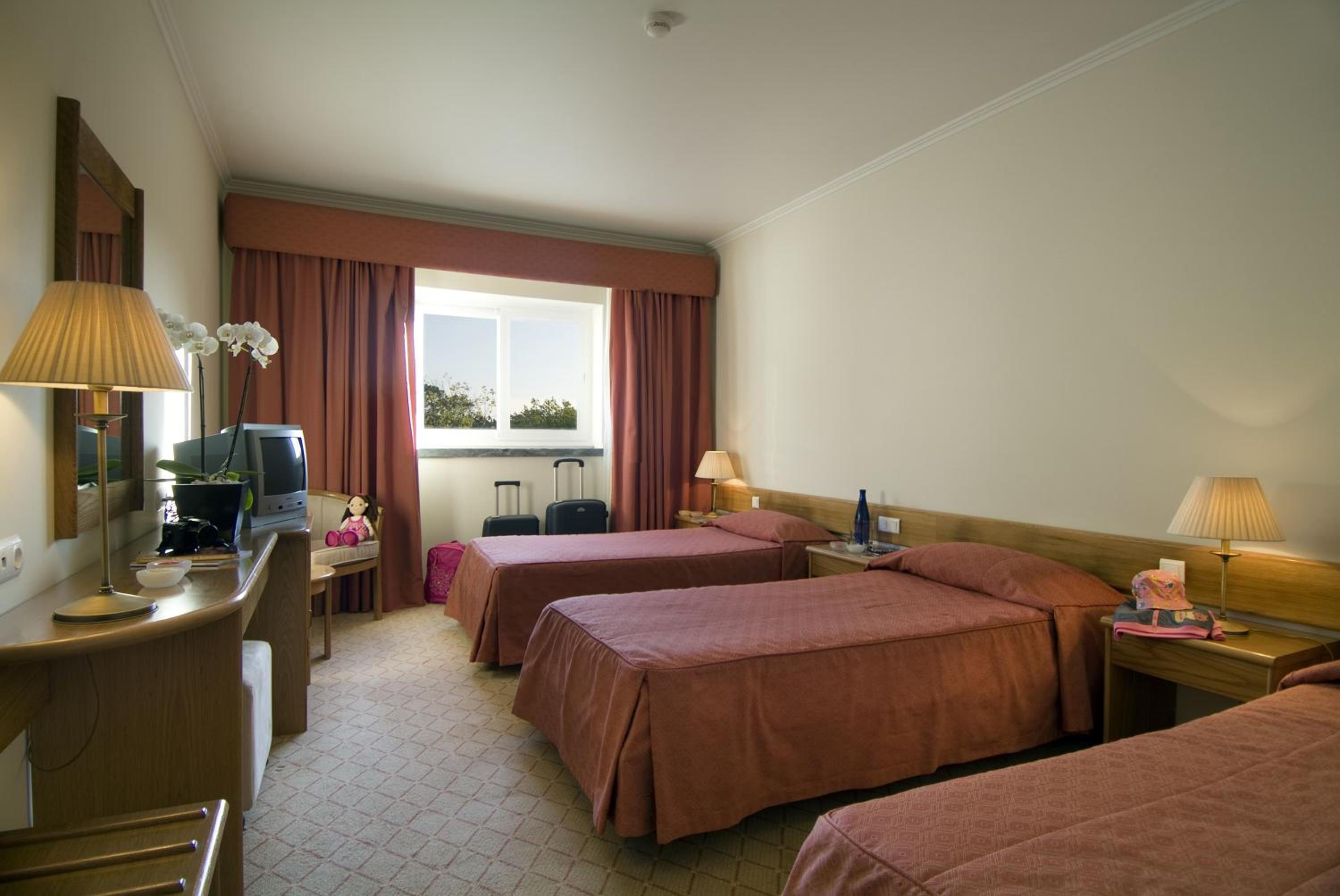 ROOM, DOUBLE OR TWIN BED