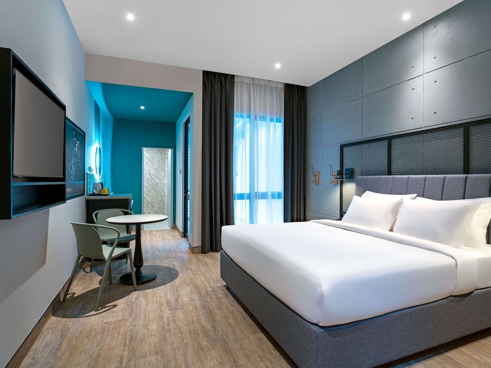 DELUXE, KING BED