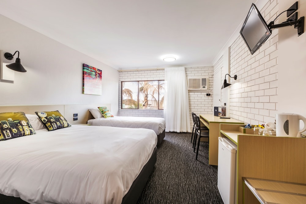 BOOMERANG HOTEL 4/48