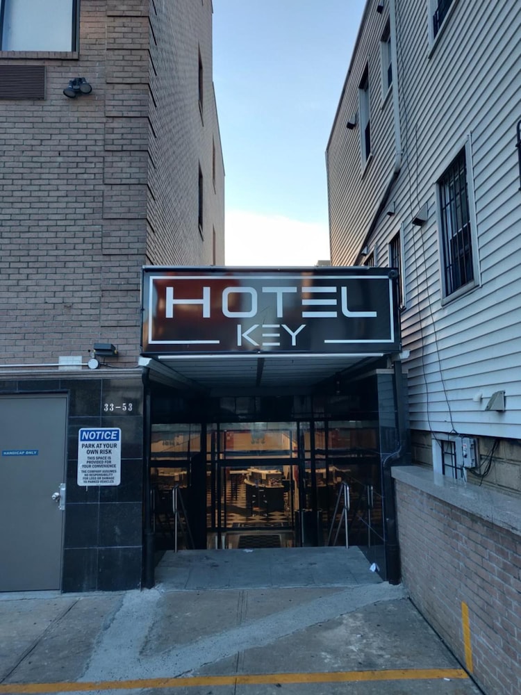 Hotel Key LaGuardia Airport 38/46