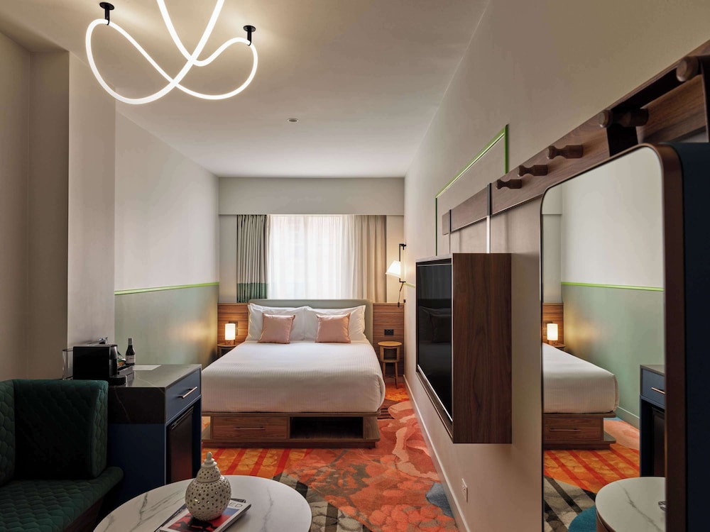 SUPERIOR, QUEEN BED