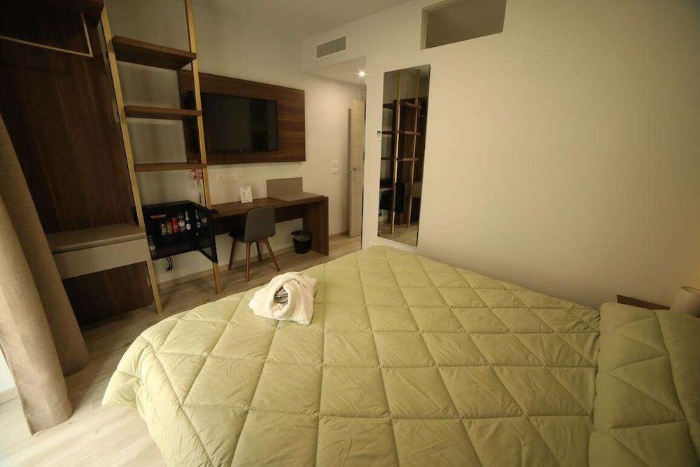 8 Room Hotel 31/80