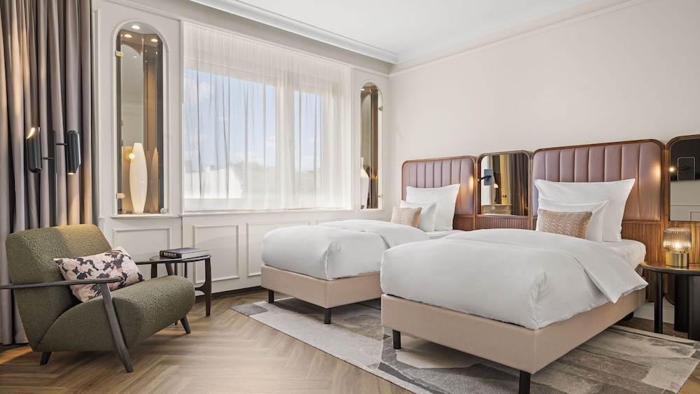 DELUXE, TWIN BEDS