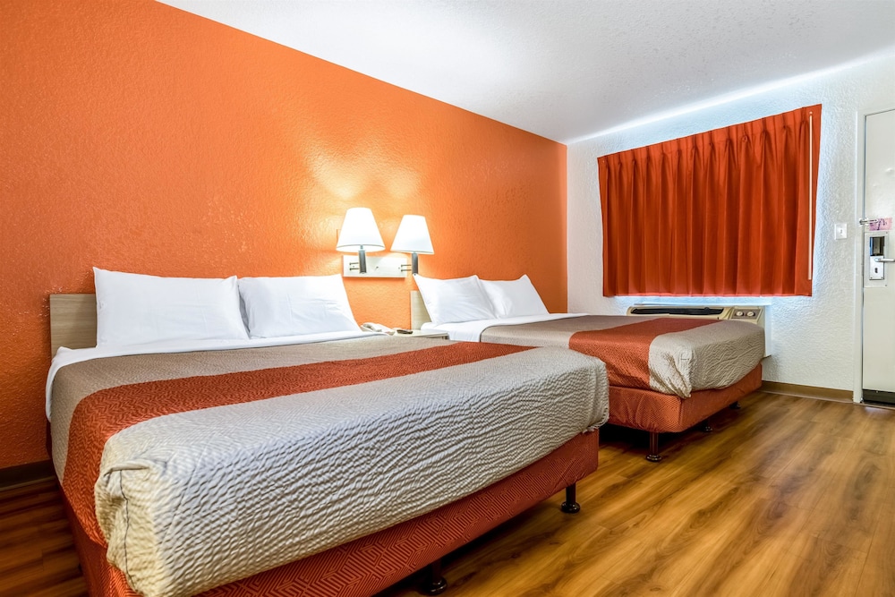 Motel6 Anaheim, CA - Fullerton East 30/59