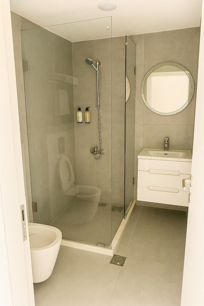 SeaRock Suites Hotel 13/15