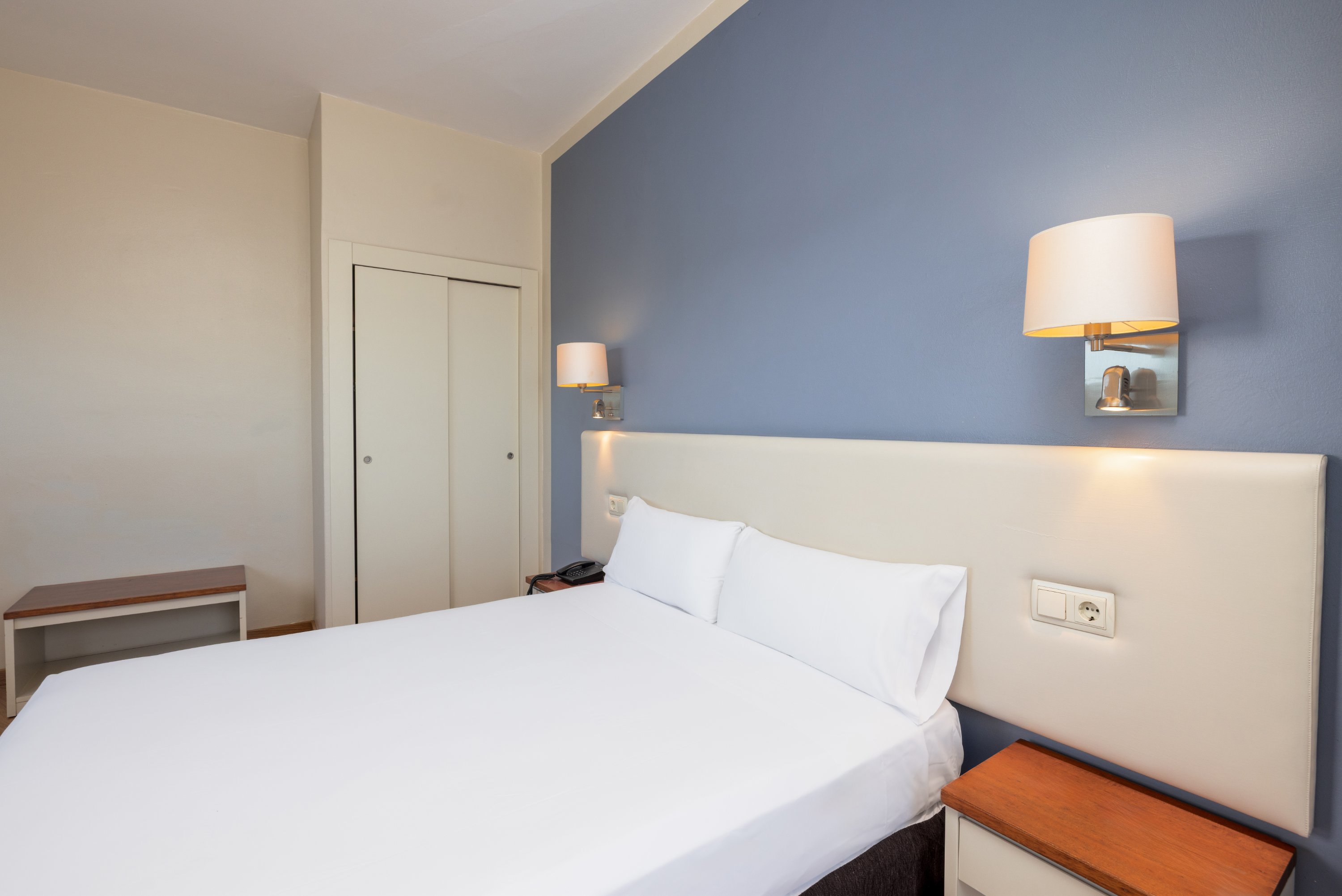 Room, Single, Double Bed, Sea Front، Indigo Menorca 4/7
