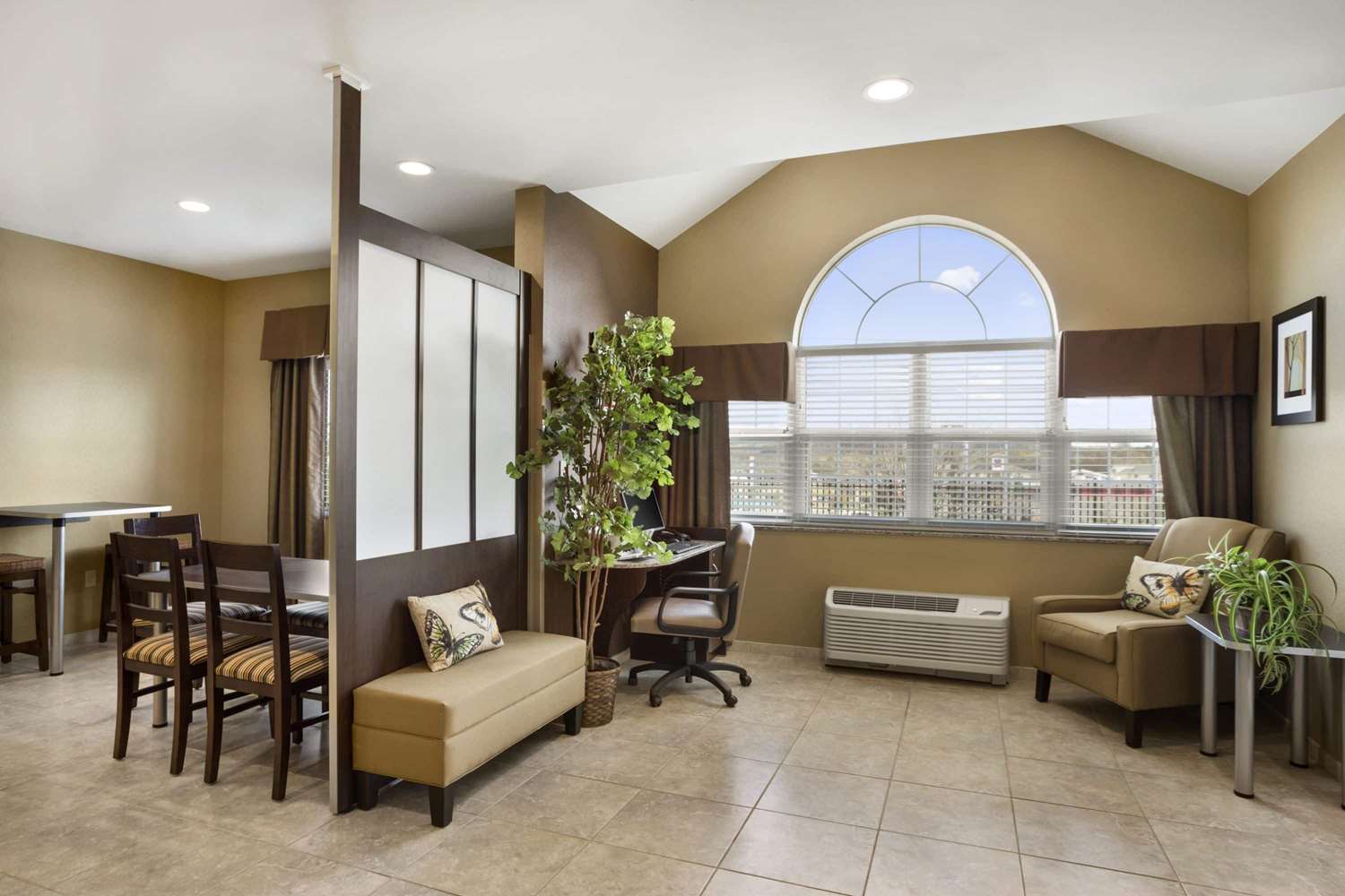 Microtel Inn Suites By Wyndham Cambridge 21/31