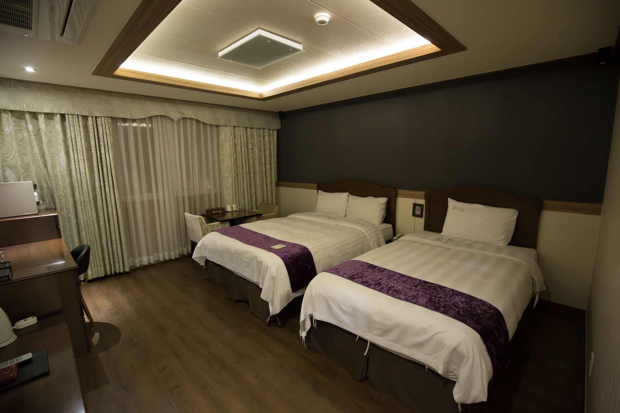 DELUXE, TWIN BEDS
