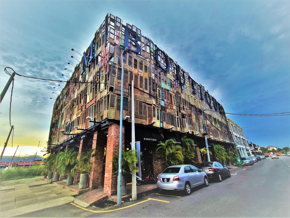 M Boutique Station 18 59/65
