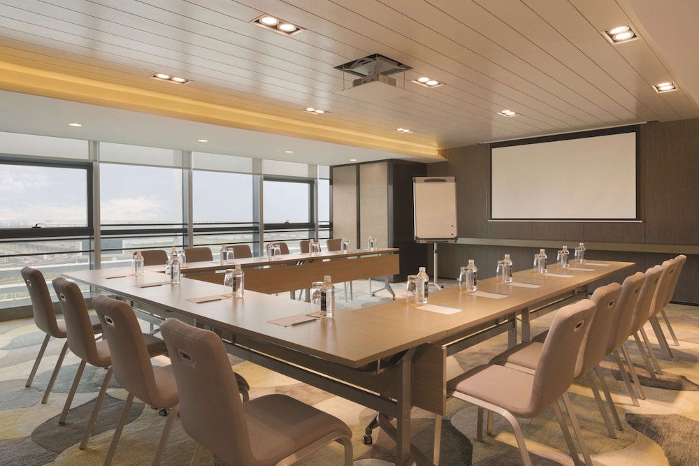 Hyatt Place Shenzhen Airport 66/70