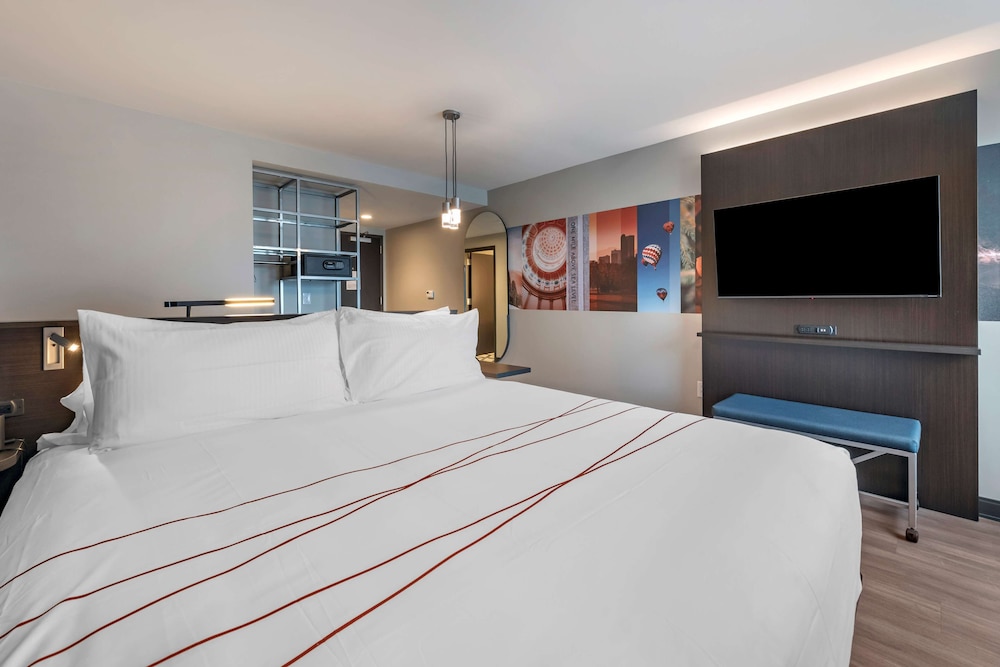 STANDARD, KING BED, SOFA, ACCESSIBLE