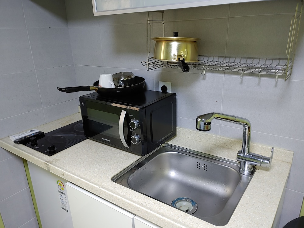 KW Hongdae Line Hostel 20/40