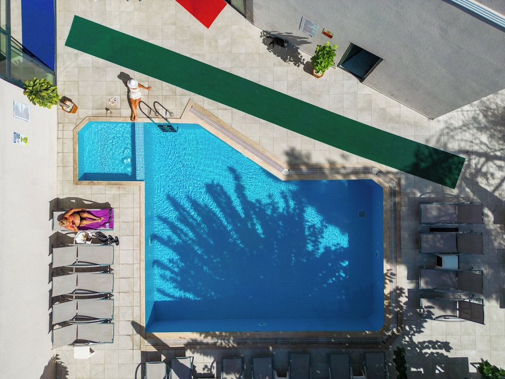 Emilia Hotel 71/88