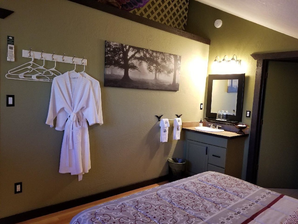 Guest Room, Standard, Queen Bed, Mountain View