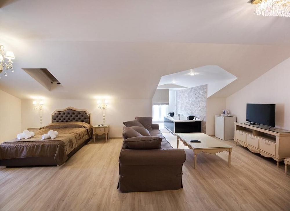 Pirofani Hotel 35/50
