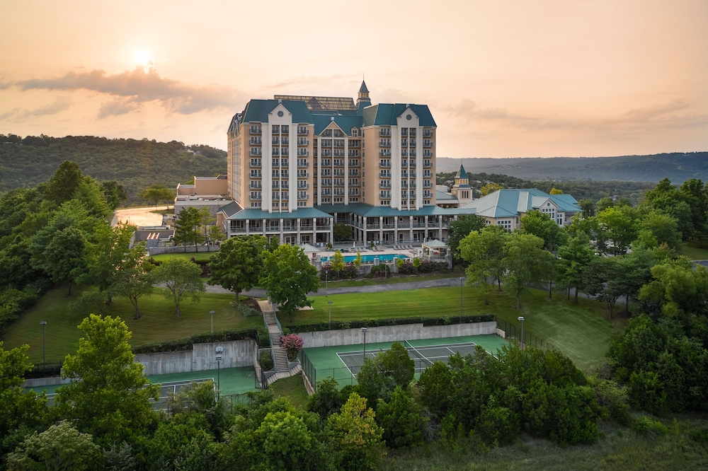 Chateau On the Lake Resort Spa And Convention Centre 4/66
