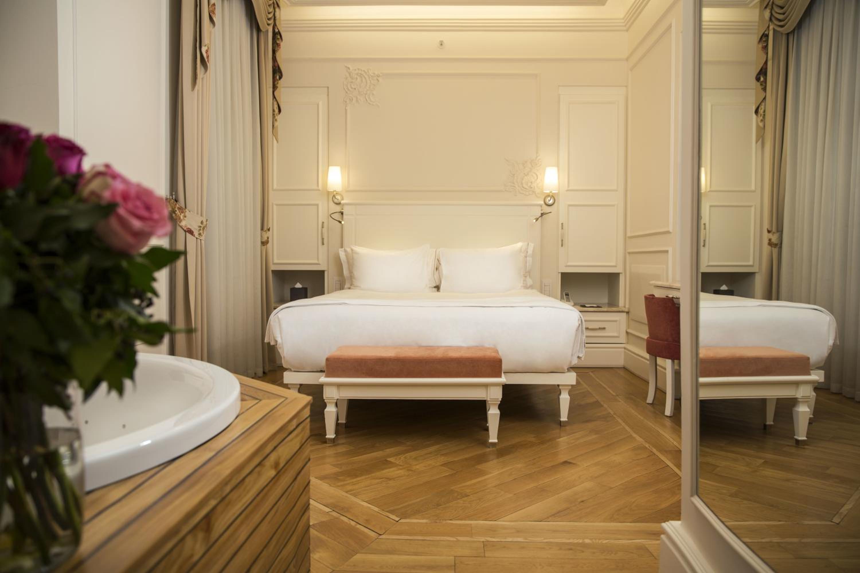 غرفة كلاسيكية بجاكوزي، Corinne Hotel 4/10