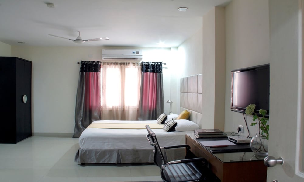 Hotel At Home Suites 12/40