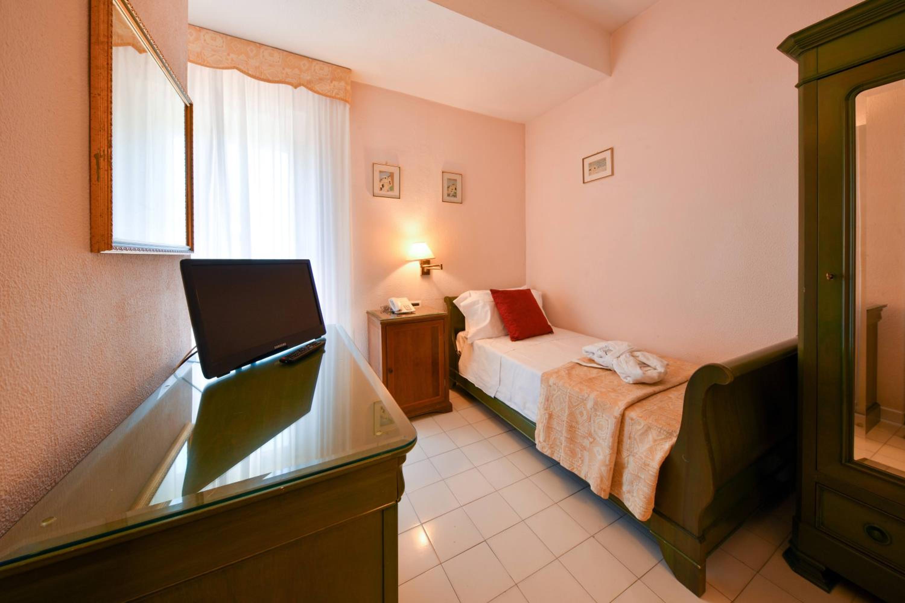 ROOM, SINGLE