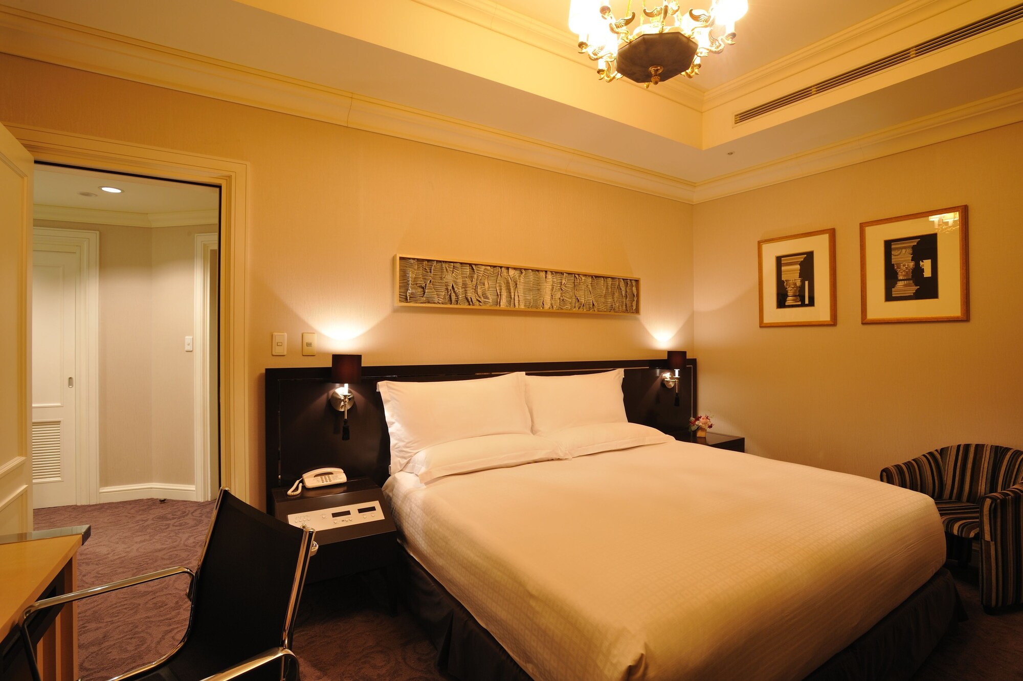 ROYAL, SUITE, KING BED
