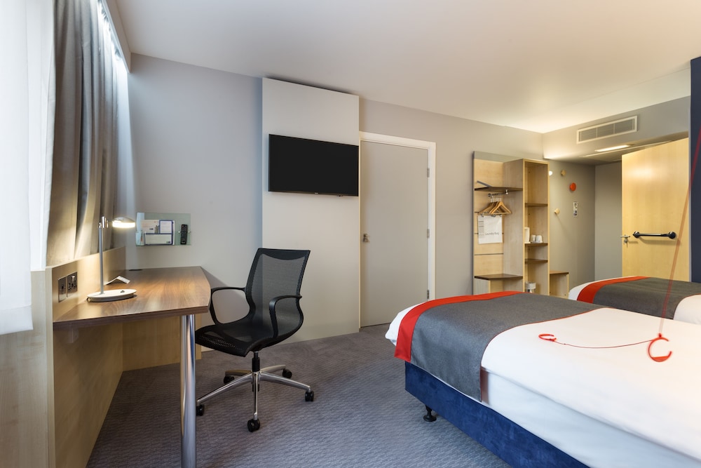 Holiday Inn Express Watford Junction 16/68