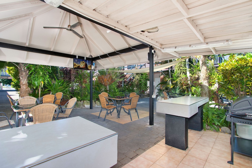 CAIRNS CITY PALMS 46/59