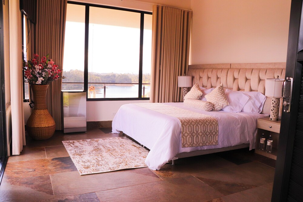 DELUXE, SUITE, LAKE VIEW, BALCONY