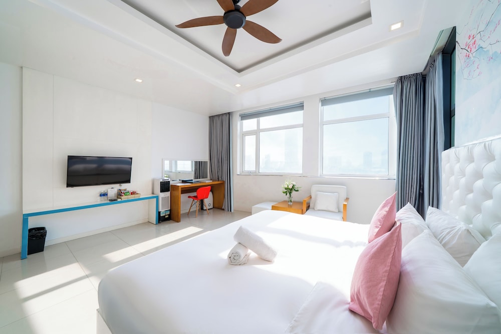 DELUXE, TWIN BEDS, RIVER VIEW, BATHTUB