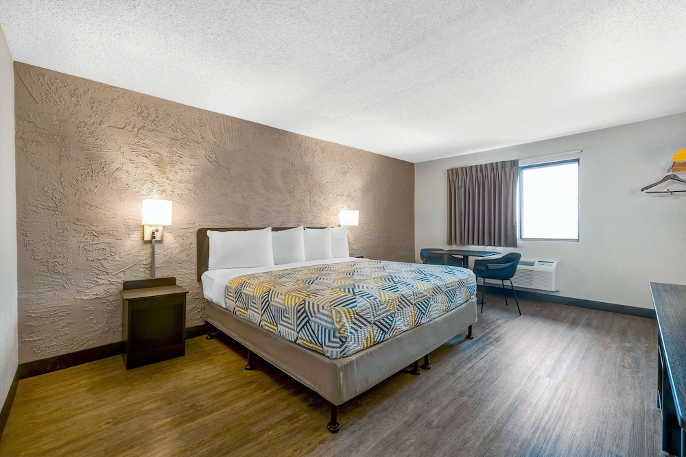 1 Queen Bed - Mobility Accessible Tub Nsmk