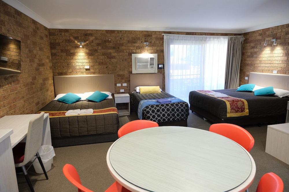 Sapphire Palms Motel 26/69