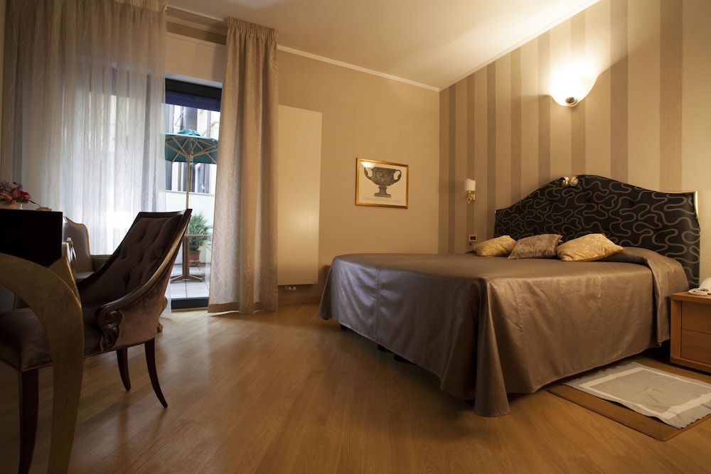 Hotel Europa SNC 25/56