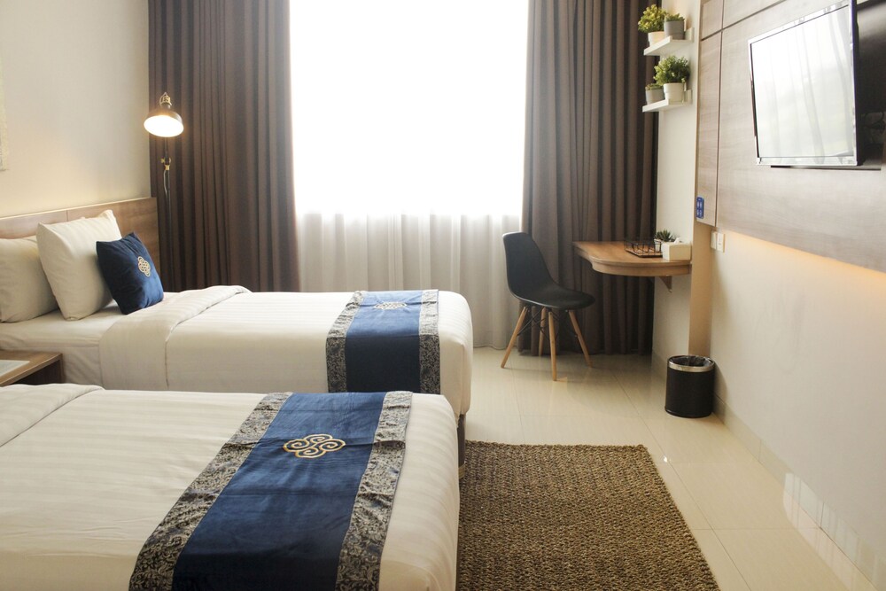 Sunday Hotel Antero Jababek 30/70