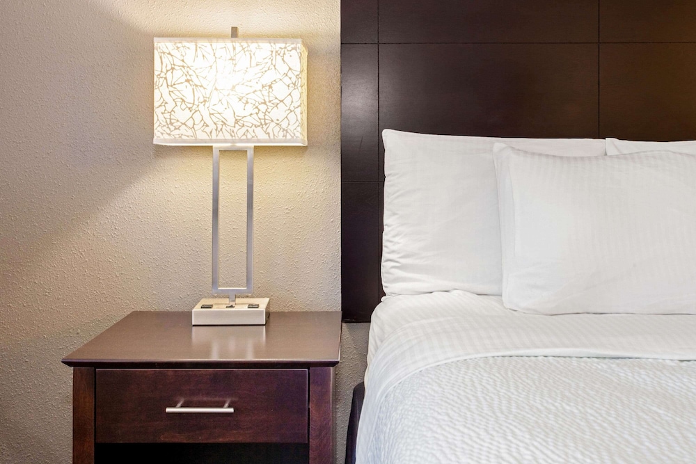 La Quinta Inn Suites By Wyndham Milwaukee Delafield 17/50