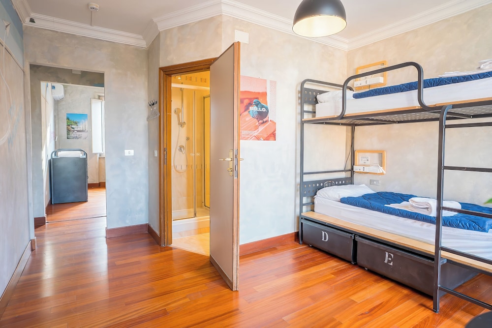 Mixed Dorm, 5 Beds, 3 Bunk Beds