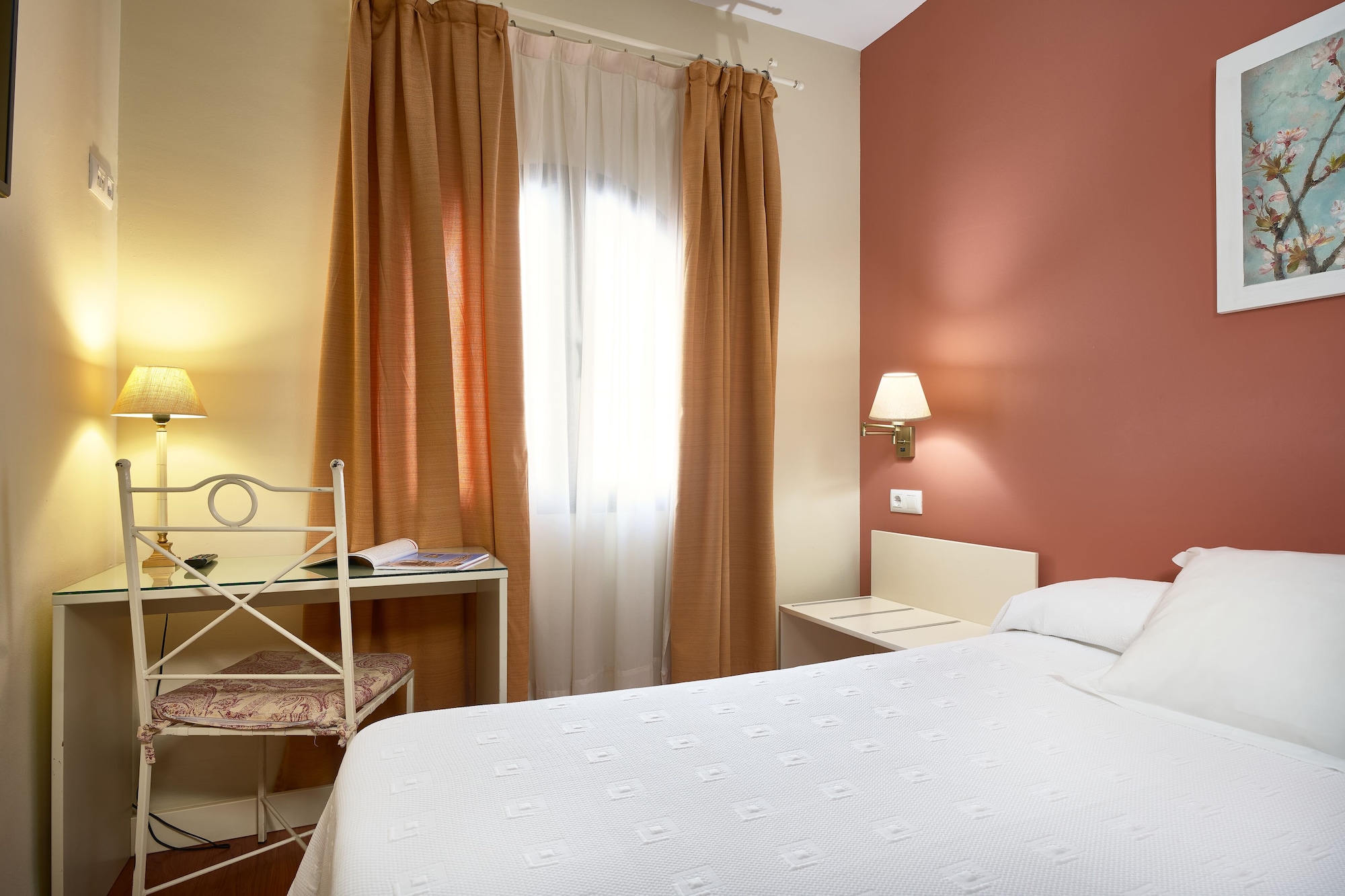ROOM, SINGLE
