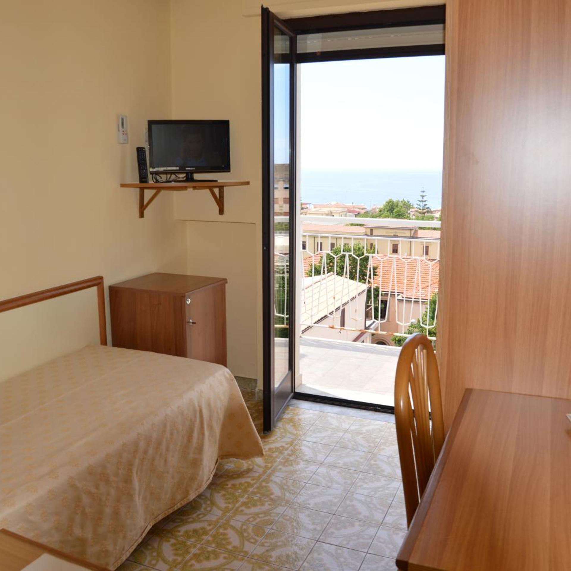 ROOM, SINGLE