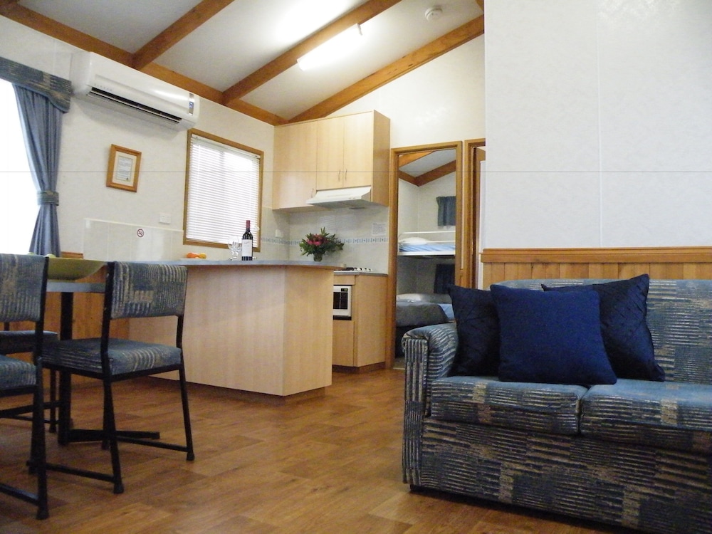 LAKE HAMILTON MOTOR VILLAGE AND CARAVAN PARK 24/50